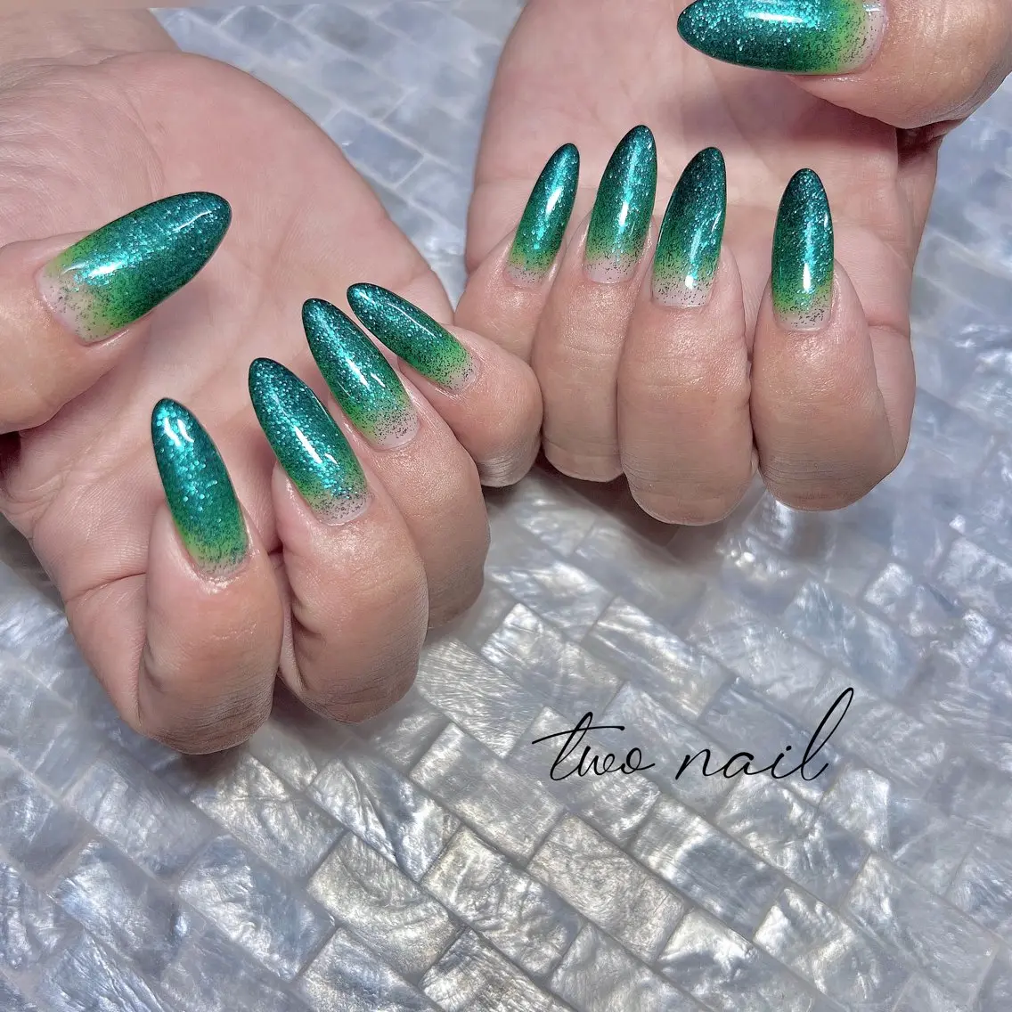 ネイル キラキラネイル ネイルチップ ホワイト ハンドネイル two nailのネイルデザイン