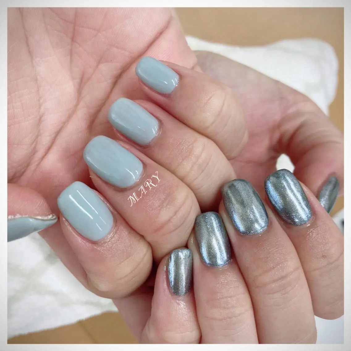 ネイル 水色 ミラーネイル ニュアンスネイル ワンカラーネイル スクエアネイル ハンドネイル Mary nail .narumiのネイルデザイン