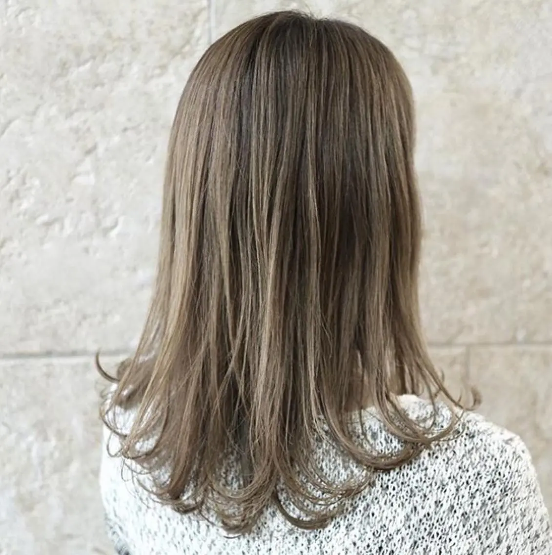 ミディアム カラー ベージュカラー フォギーベージュ ハイトーンカラー カット ヘアカラー トリートメント 斉藤 貴也のヘアスタイル