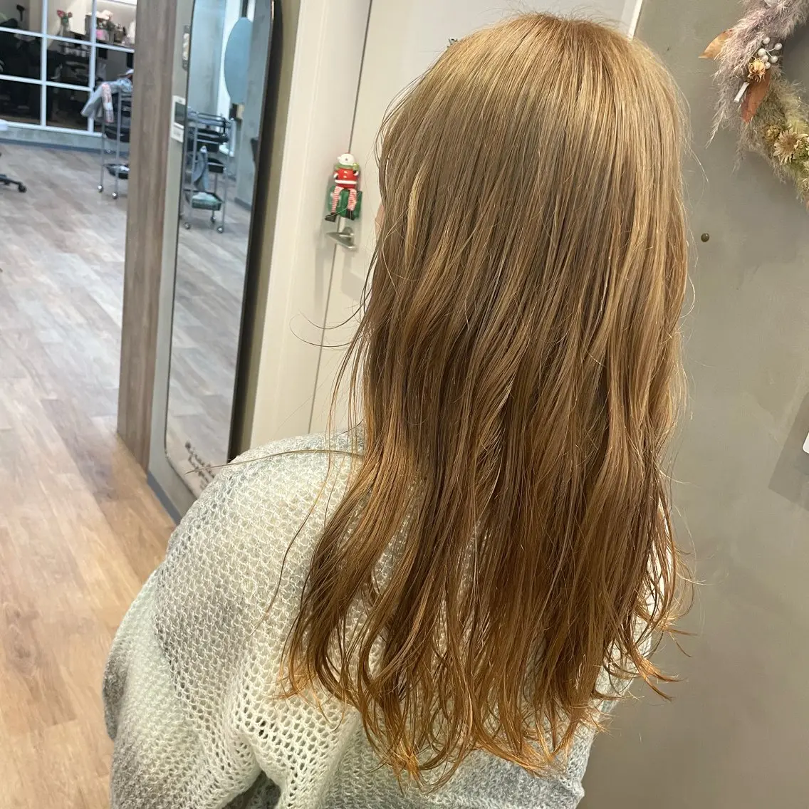 ミディアム カラー ベージュカラー ブリーチ ブロンド ミルクティーベージュ yoshi （髙橋）のヘアスタイル