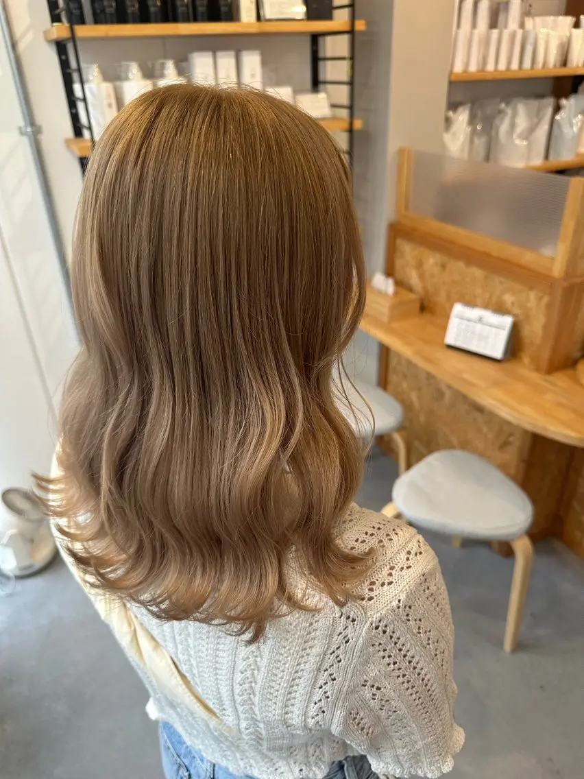 ミディアム カラー ベージュカラー ミルクティーベージュ 松本 莉央のヘアスタイル