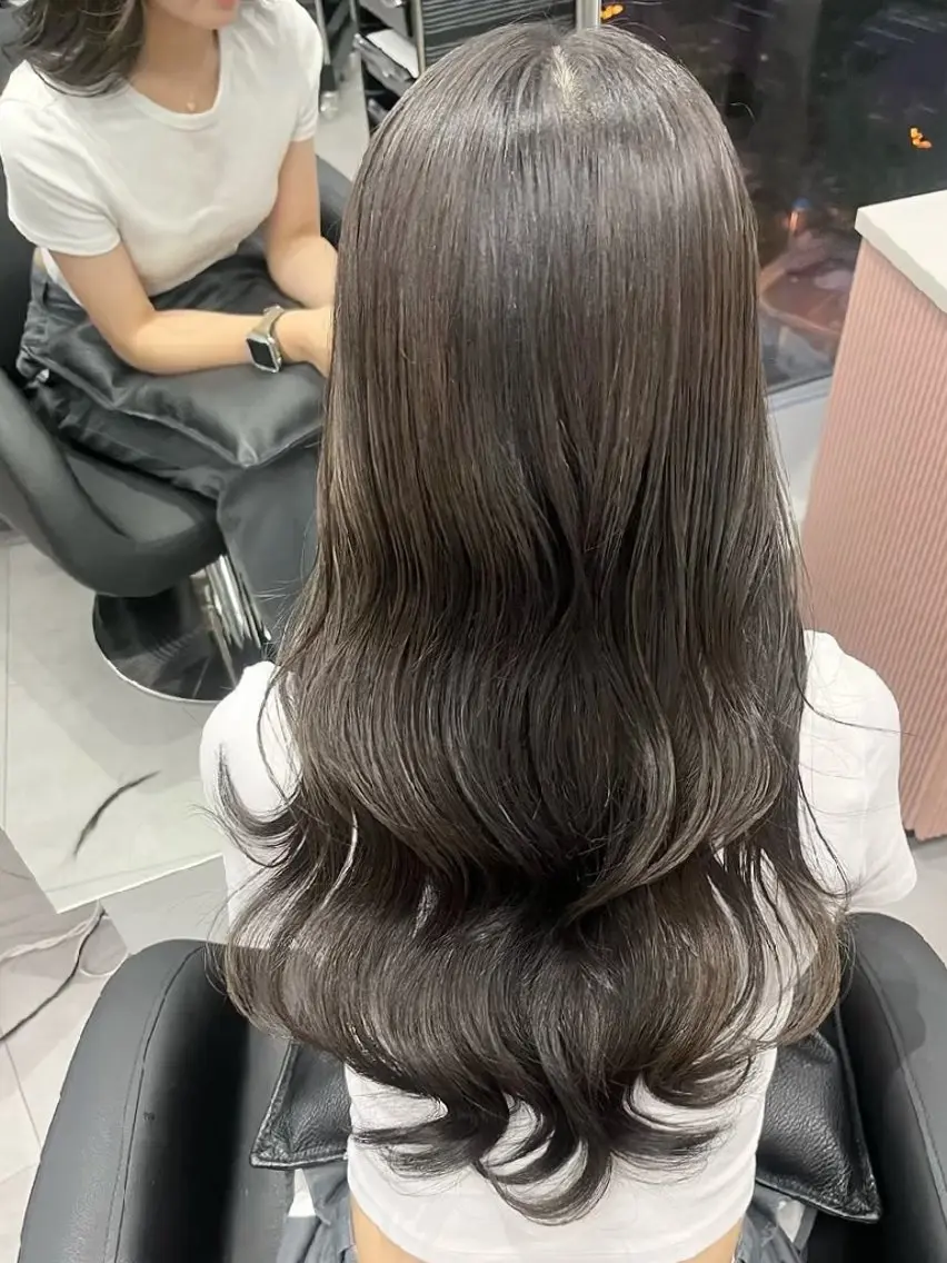 カラー 江坂 misaki のヘアスタイル