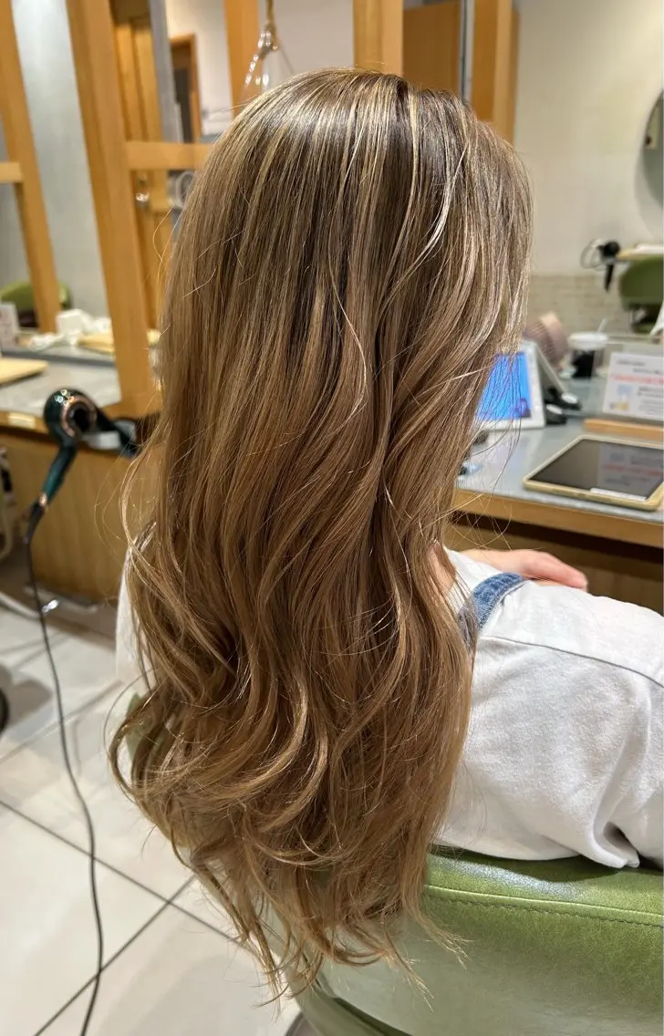 ロング カラー ハイライトカラー レイヤーカットのヘアスタイル