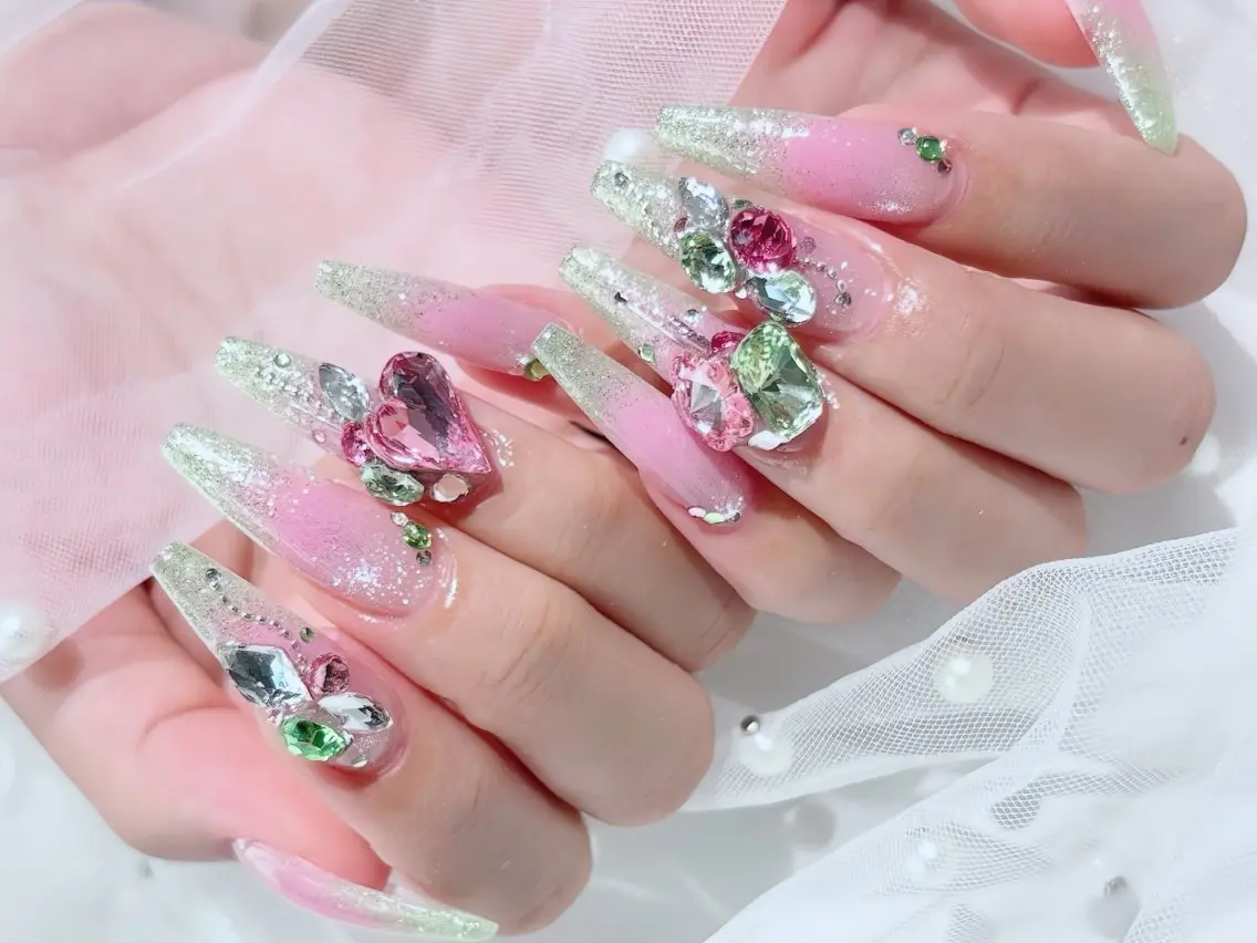 ネイル チークネイル フレンチネイル ガラスフレンチ グラデーション キラキラネイル ハンドネイル Rin Nail 新大久保店のネイルデザイン