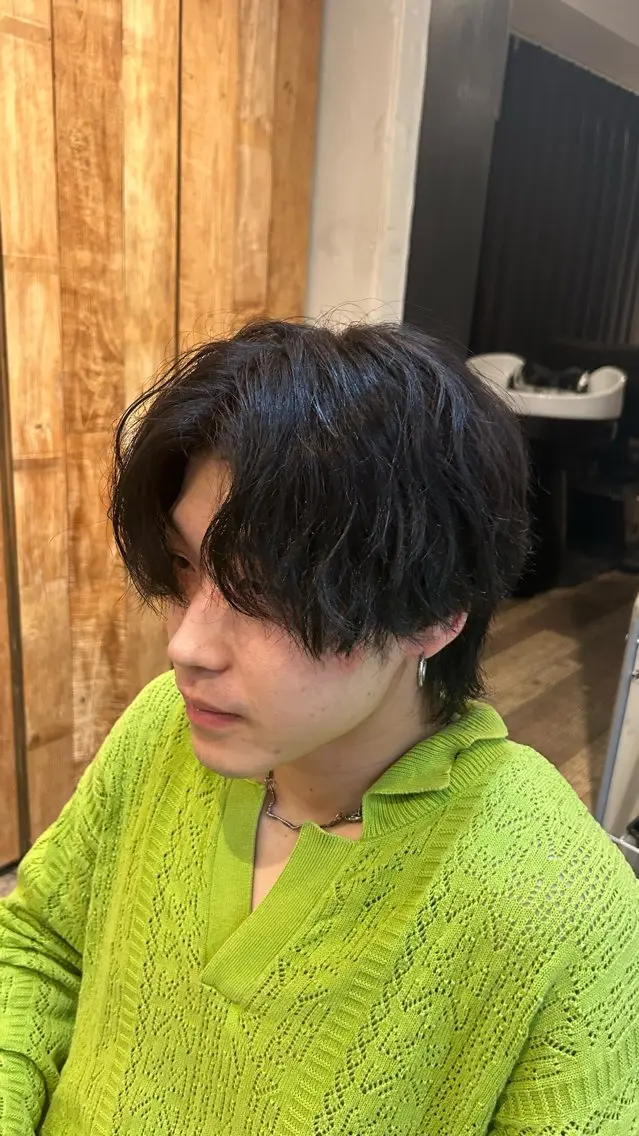 カラー メンズ 黒髪 ブルーカラー ブルーブラック グレージュ 青木 星翔のヘアスタイル