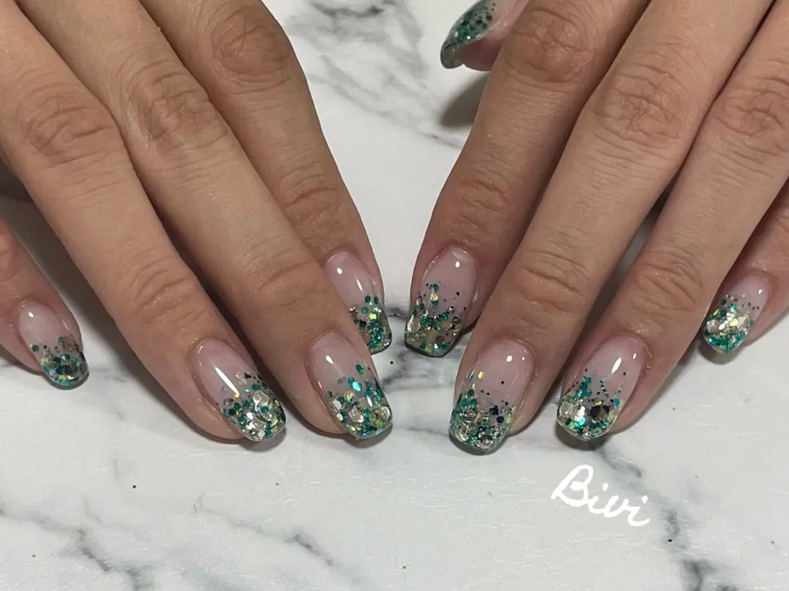 ネイル アートネイル フラッシュネイル グラデーション ラメ(グリッター) シルバー ハンドネイル ハンドケア ♡Bivi♡自爪に 優しいネイルサロンのネイルデザイン