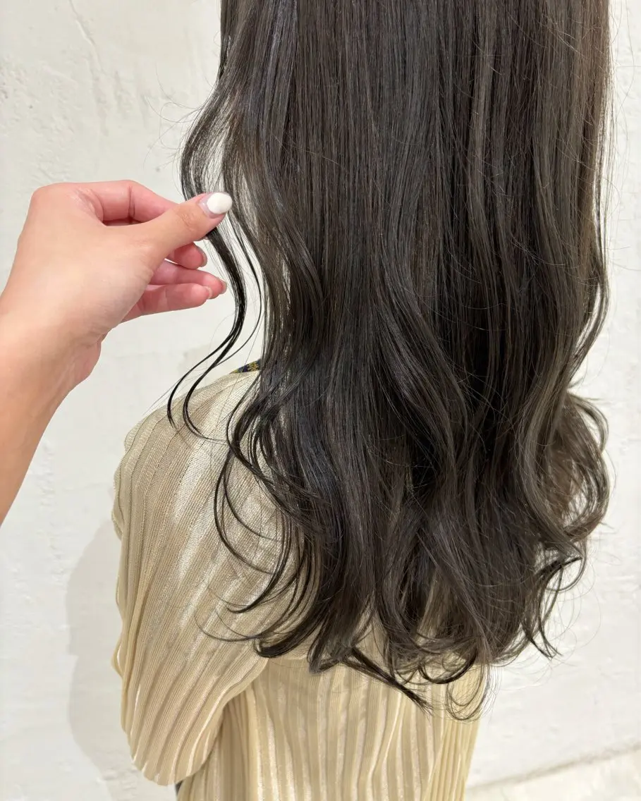 セミロング カラー ベージュカラー 透明感カラー オリーブベージュ カット ヘアカラー トリートメント サソウ ユリエ🥥のヘアスタイル