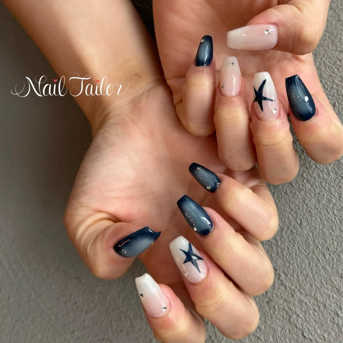 ネイル アートネイル チークネイル 長さ出し キラキラネイル ネイビー ハンドネイル NailTailor ネイルテイラーのネイルデザイン