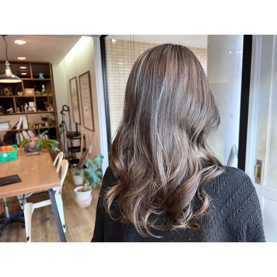 ロング カラー グレージュ ハイライトカラー ハイライト ヘアカラー トリートメント ツキダテ ユイのヘアスタイル