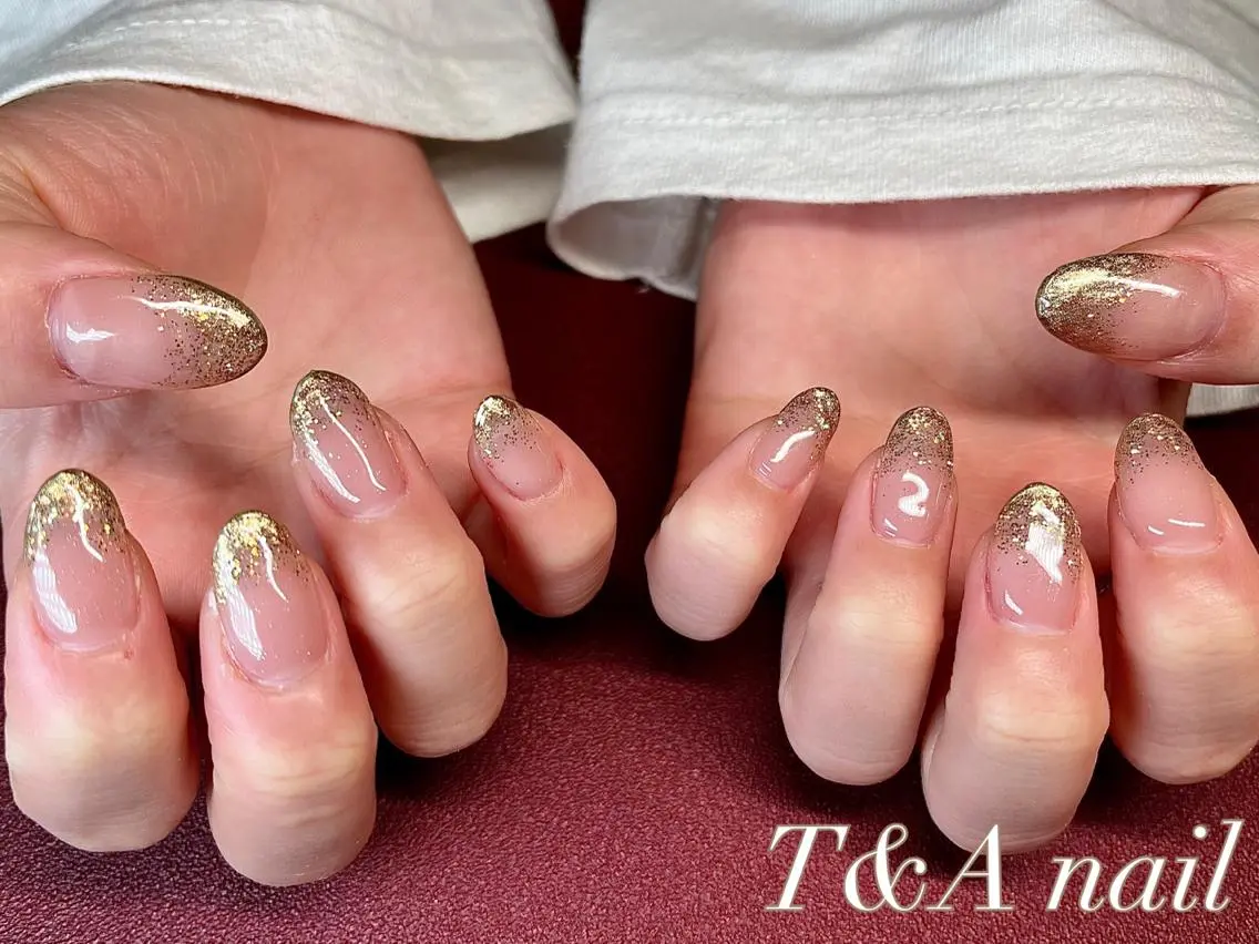 ミディアム ネイル 長さ出し ジェルネイル ゴールド グラデーション ラメ(グリッター) T&A nailのネイルデザイン