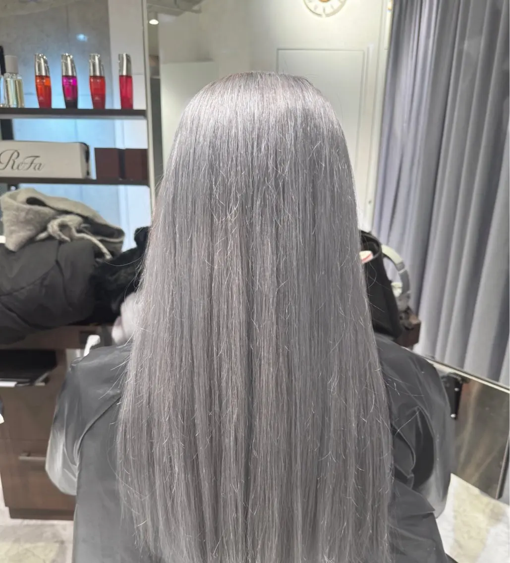 ロング カラー ブリーチ シルバー レディースモデル募集 ✨辻 日向のヘアスタイル