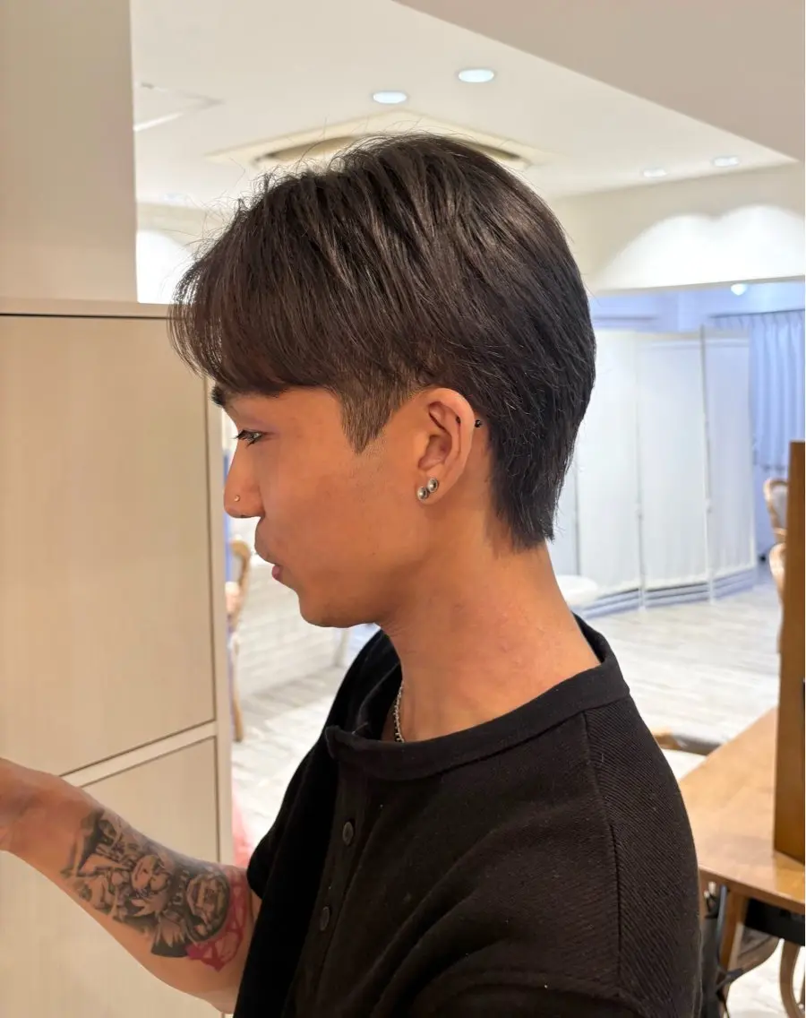 ショート カラー メンズ メンズブリーチ センターパート メンズ韓国風 ブリーチ 透明感カラー カット ヘアカラー レイヤー/透明感 HIRARIの眉毛・アイブロウイメージ
