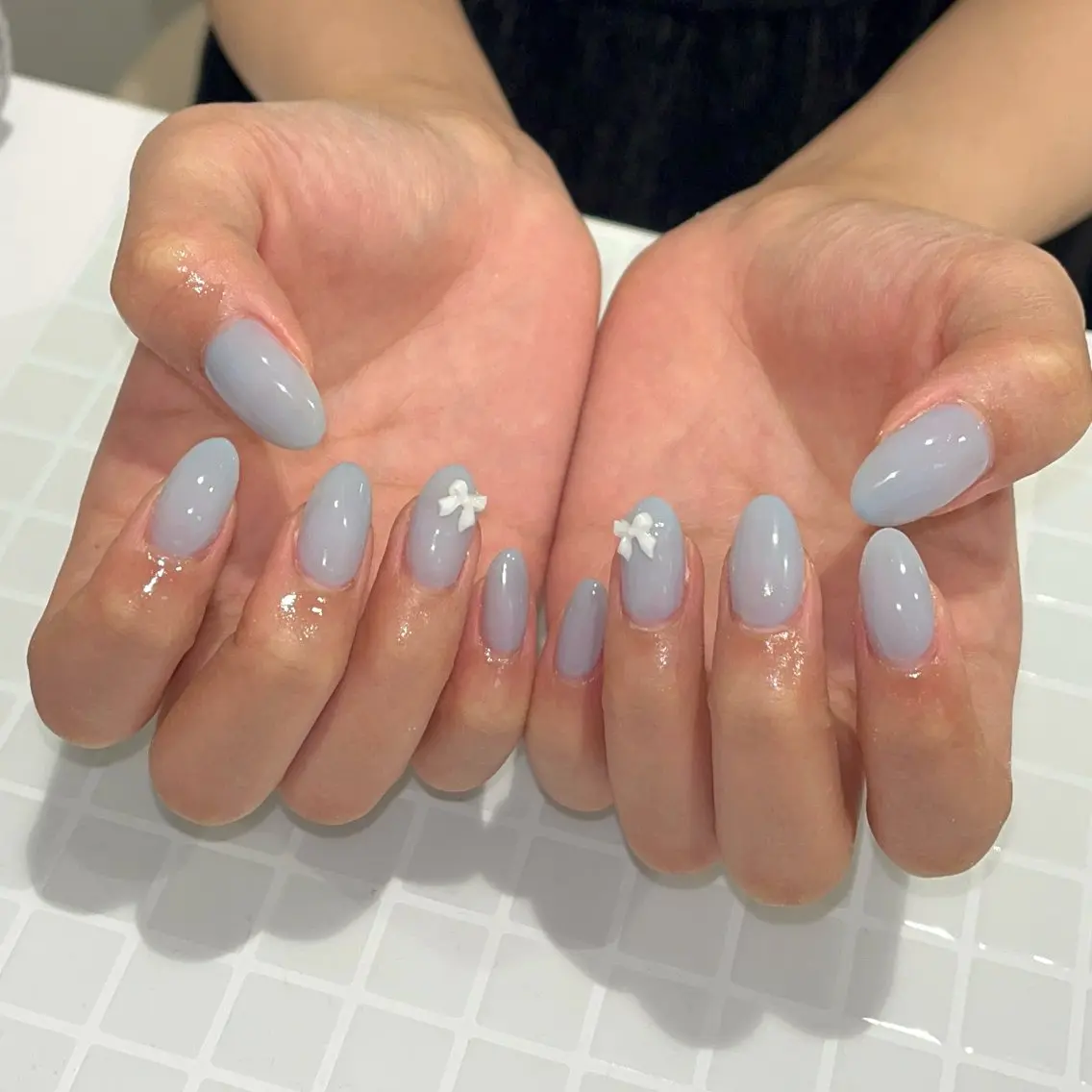 ネイル 水色 ロングネイル ワンカラーネイル リボン 夏ネイル ハンドネイル 横浜Nailist 𝜗𝜚春菜のネイルデザイン