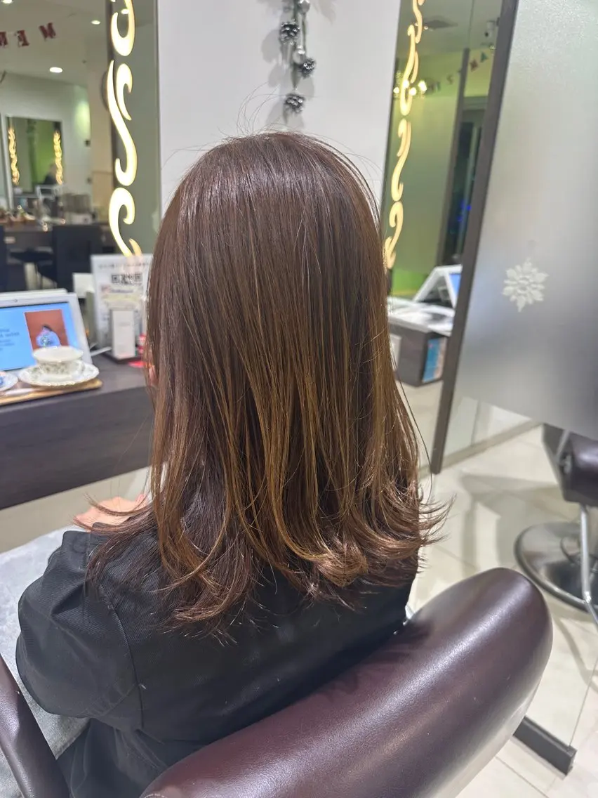 セミロング レイヤーカット 木曜日空きあり‼️ 艶々カラー🩷のヘアスタイル