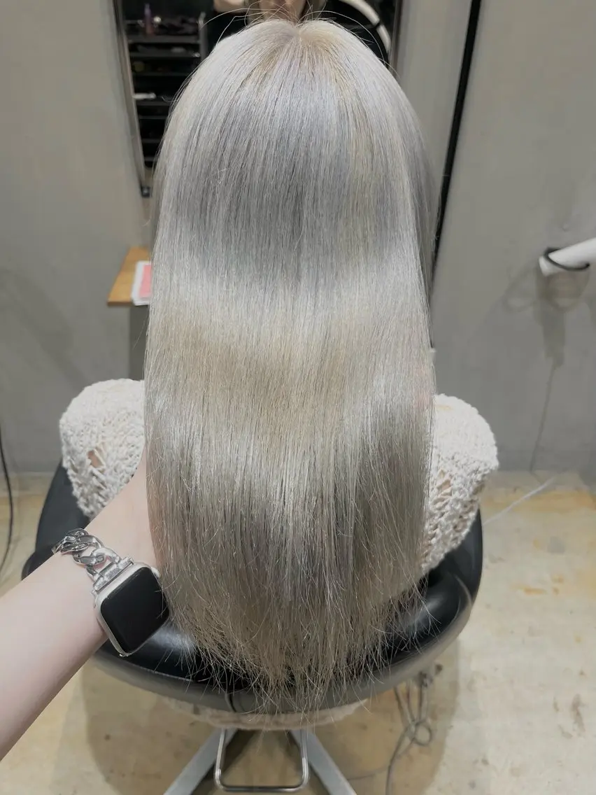 セミロング カラー ヘアアレンジ ベージュカラー ハイトーンカラー シルバー シルバーベージュ みわ/博多 ブリーチ/メンズヘアのヘアスタイル