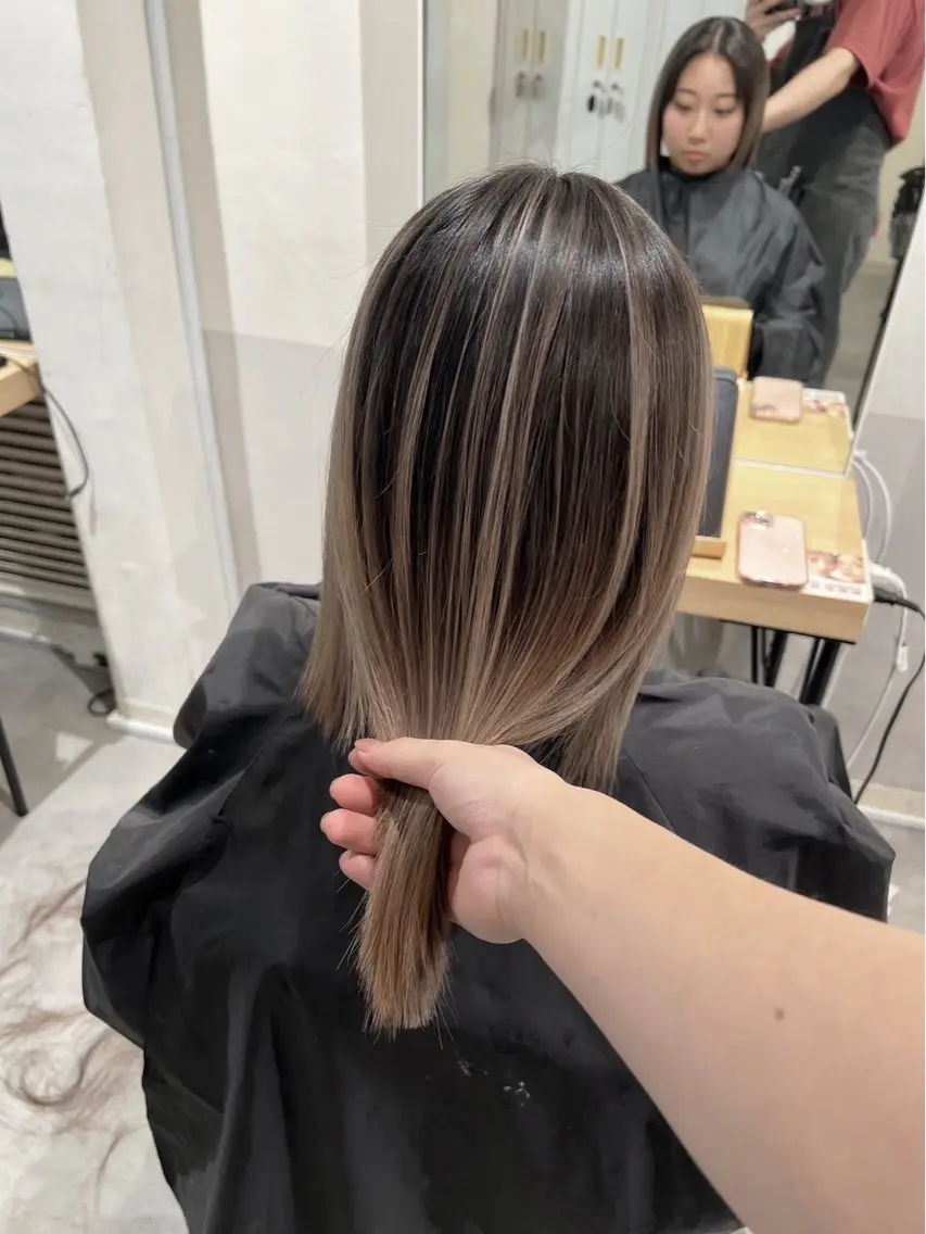 ミディアム カラー バレイヤージュ ベージュカラー ミルクティーベージュ レイヤーカット 指名数No.1 /NAOYAのヘアスタイル