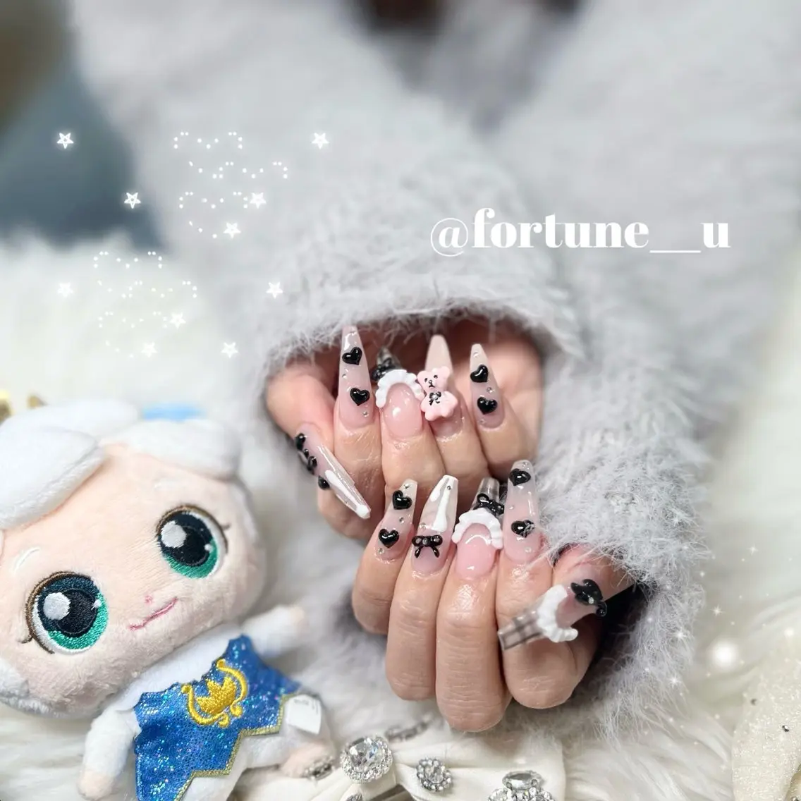 ネイル チークネイル ガーリー 韓国ネイル 水色 持ち込み ハンドネイル 💜✩.* Yuuna💜のネイルデザイン