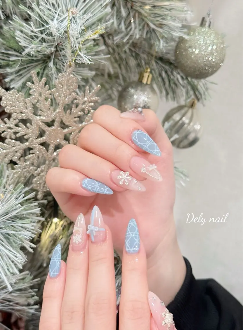 ネイル アートネイル ブルー キラキラネイル リボン ストーンネイル ハンドネイル Dely Nailのネイルデザイン