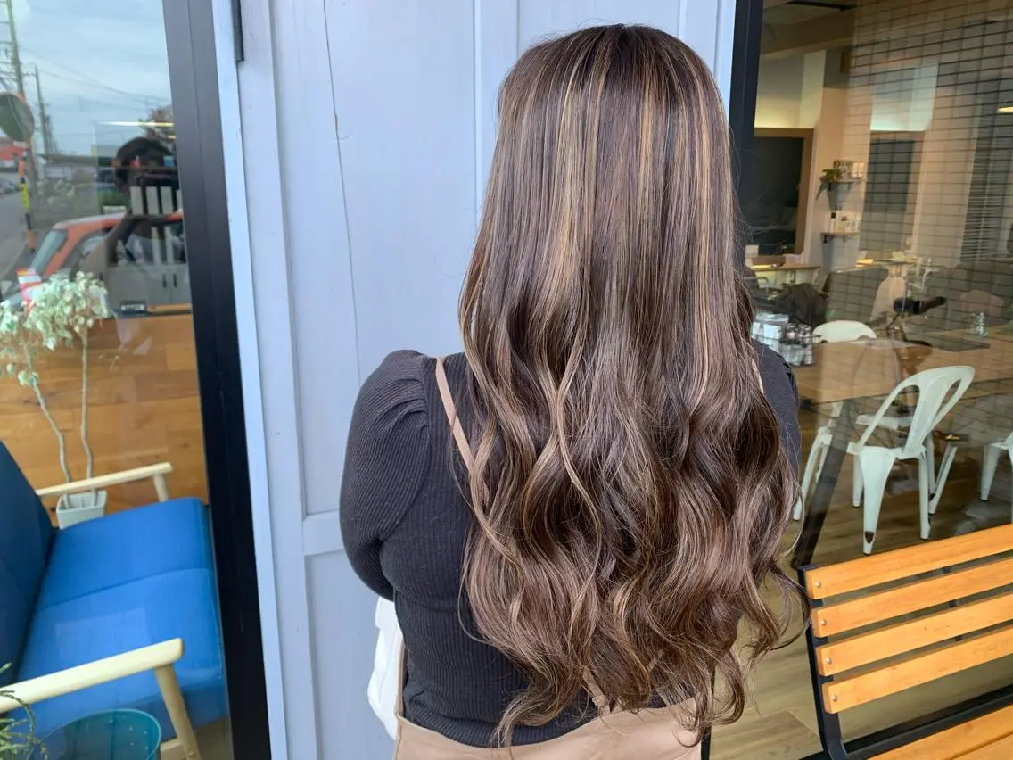 ロング カラー ベージュカラー ハイライトカラー ハイライト ヘアカラー トリートメント ツキダテ ユイのヘアスタイル