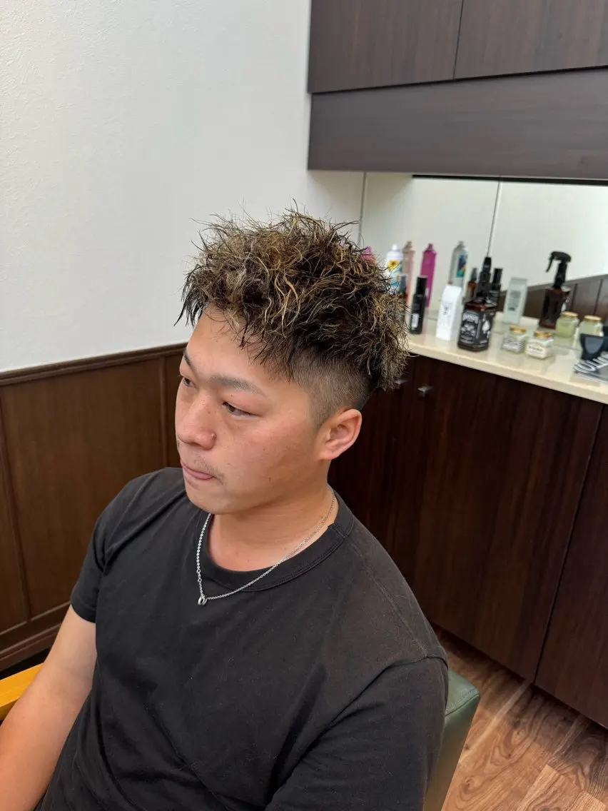 カラー パーマ メンズ メンズハイライト メンズパーマ メンズショート メンズツイストパーマ ハイライトカラー カット ヘアカラー トリートメント 長屋 裕也のヘアスタイル
