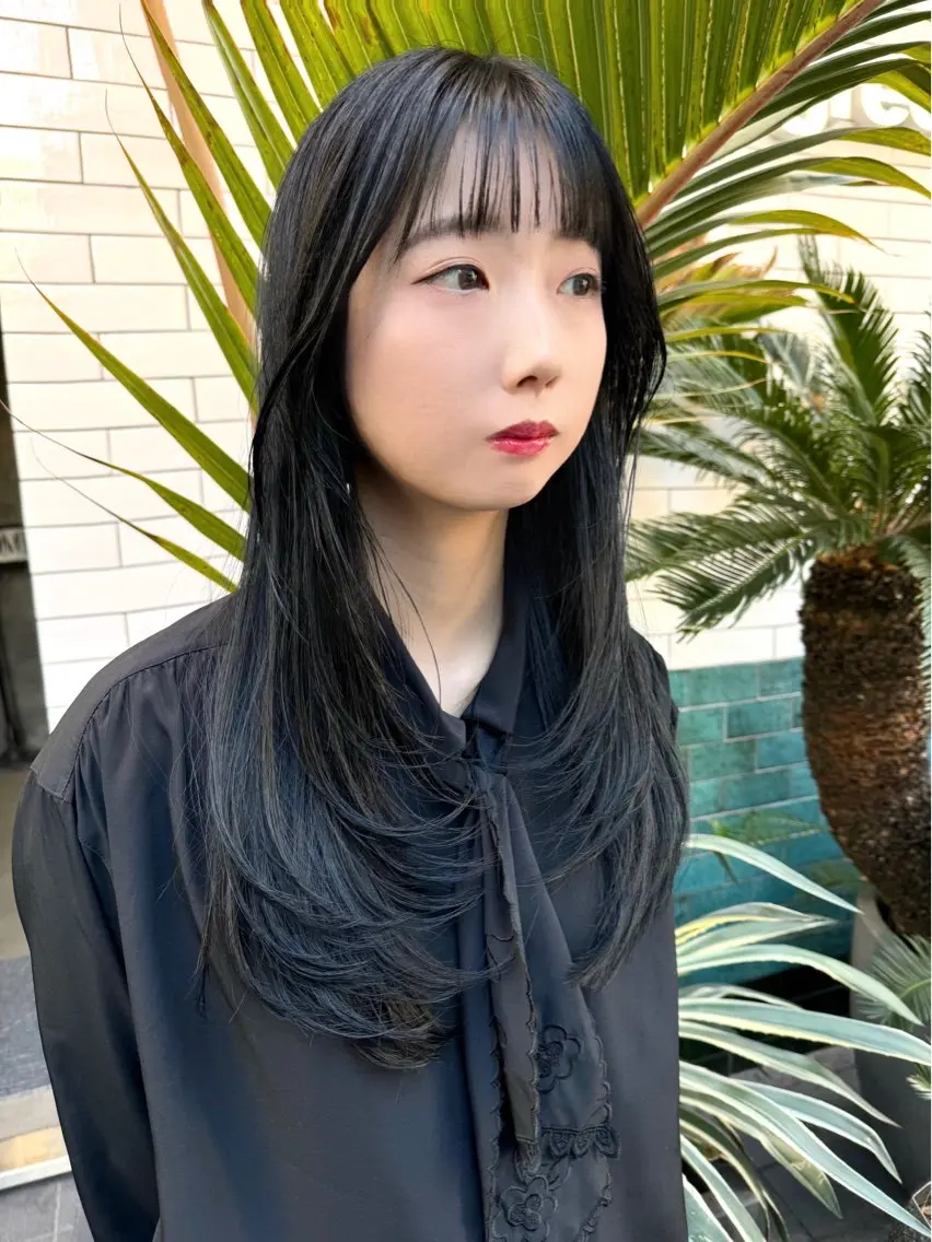 セミロング カラー 黒髪 ブルーカラー ブルーブラック 顔まわりレイヤー レイヤーカット 髪質改善/縮毛矯正 /DAIKIのヘアスタイル