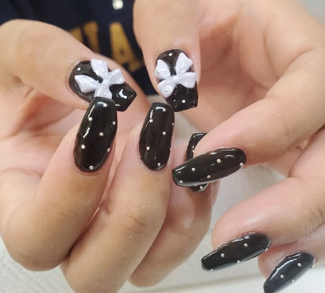 ネイル ドット ガーリー リボン シンプルネイル ワンホンネイル ハンドネイル Nail 🌱TSUBASAのネイルデザイン