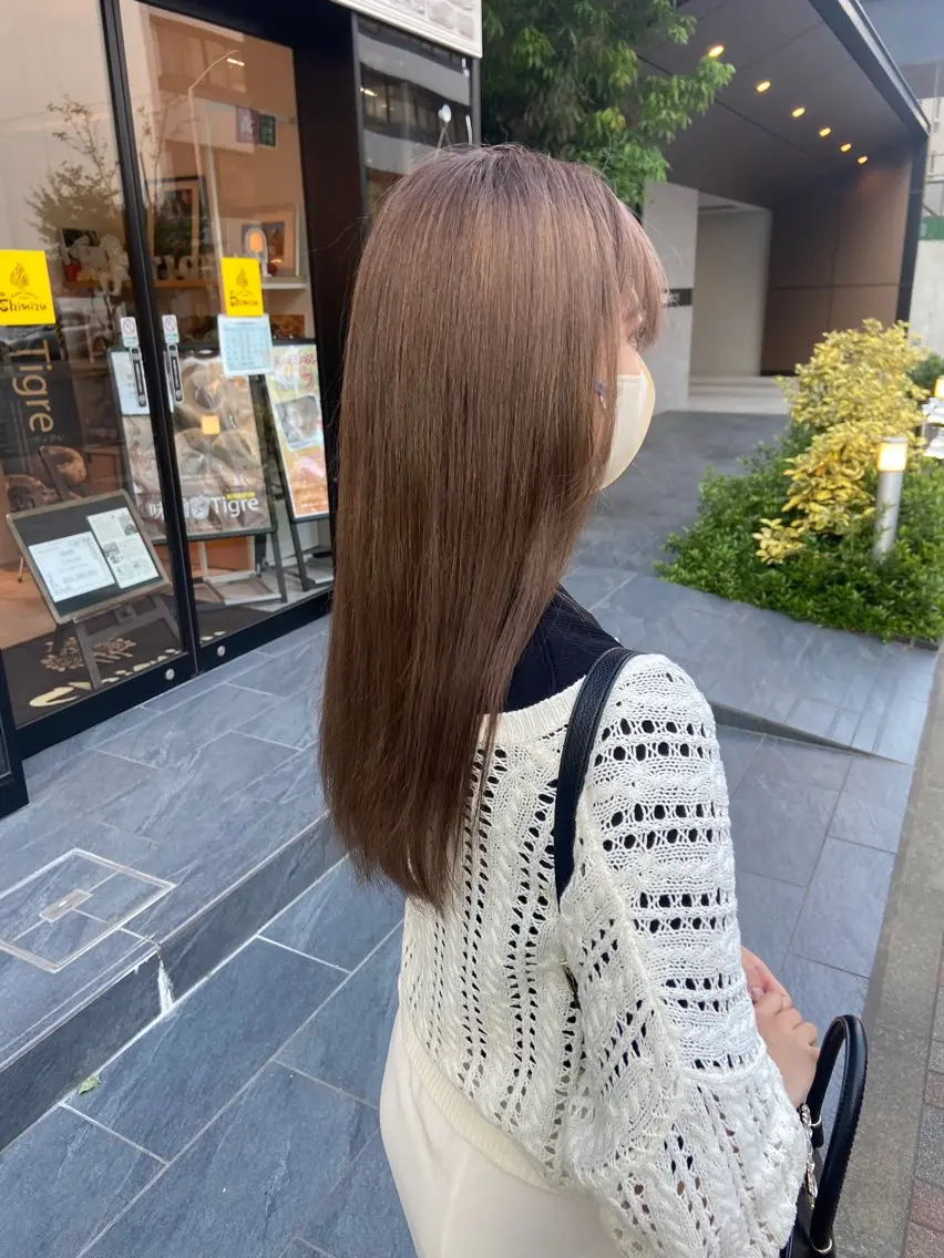 ミディアム カラー ベージュカラー ミルクティーベージュ カット ヘアカラー トリートメント ウルフカット レイヤーカット上柿のヘアスタイル