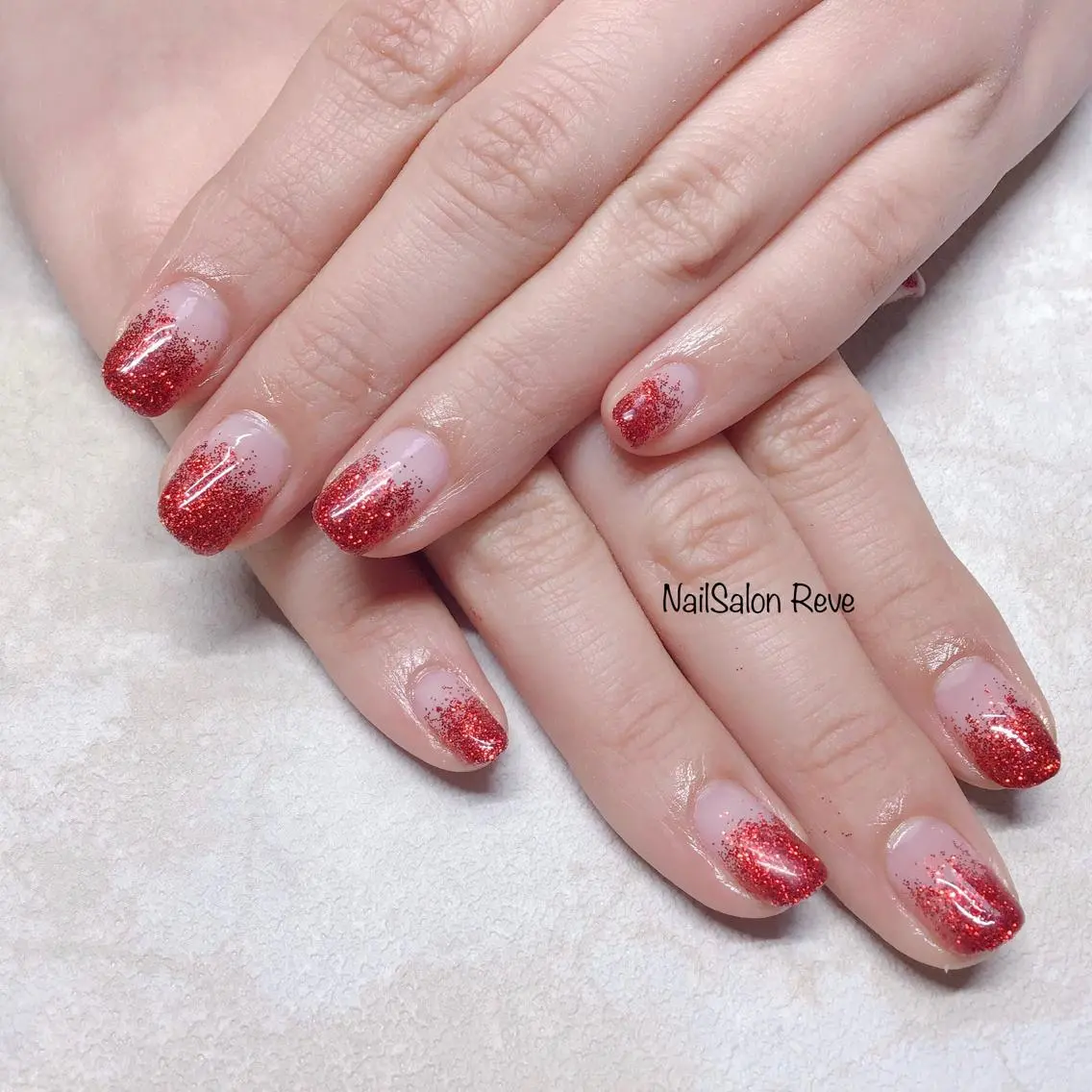 ネイル グラデーション ラメ(グリッター) ラメグラデーション 赤色 冬ネイル ハンドネイル NailSalon Reveのネイルデザイン