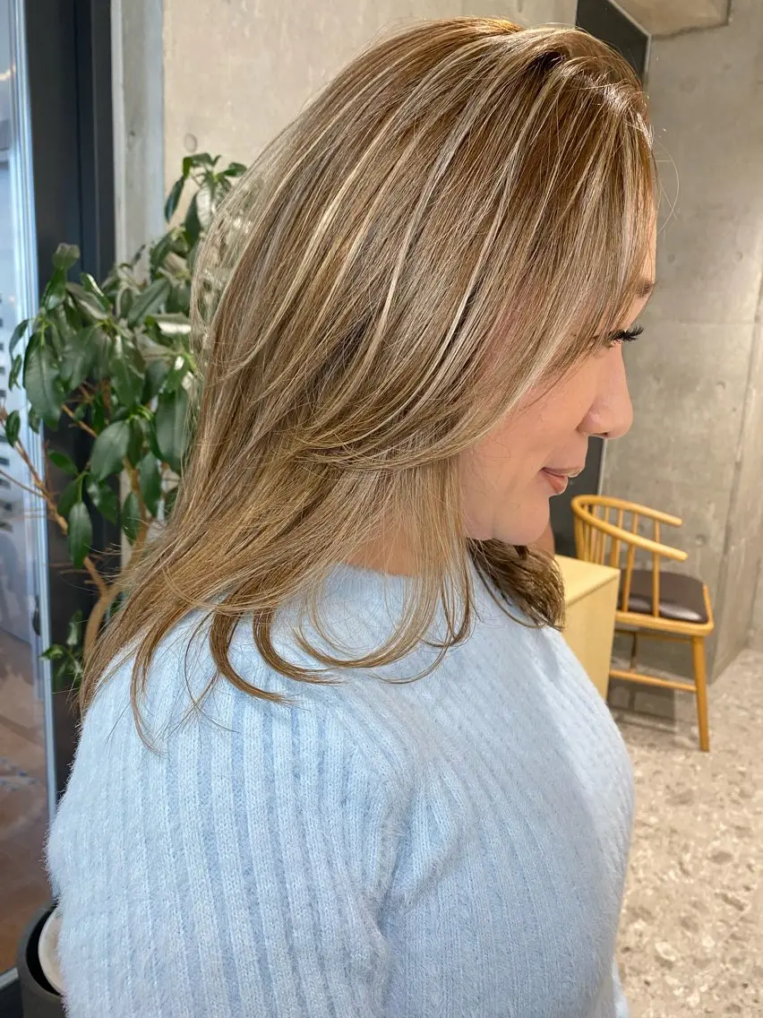 セミロング カラー ハイライトカラー ハイライト ヘアカラー トリートメント ブリーチカラーレイヤ ーカット🦋annaのヘアスタイル