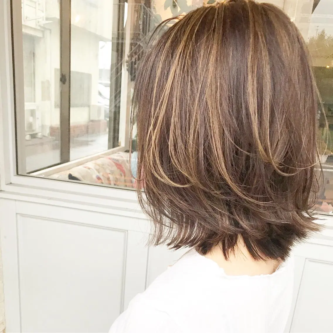ミディアム カラー ヘアアレンジ お団子ヘア 切りっぱなしボブ バレイヤージュ ブリーチ グラデーションカラー Mariana/ 鶴原-ハイライトのヘアスタイル