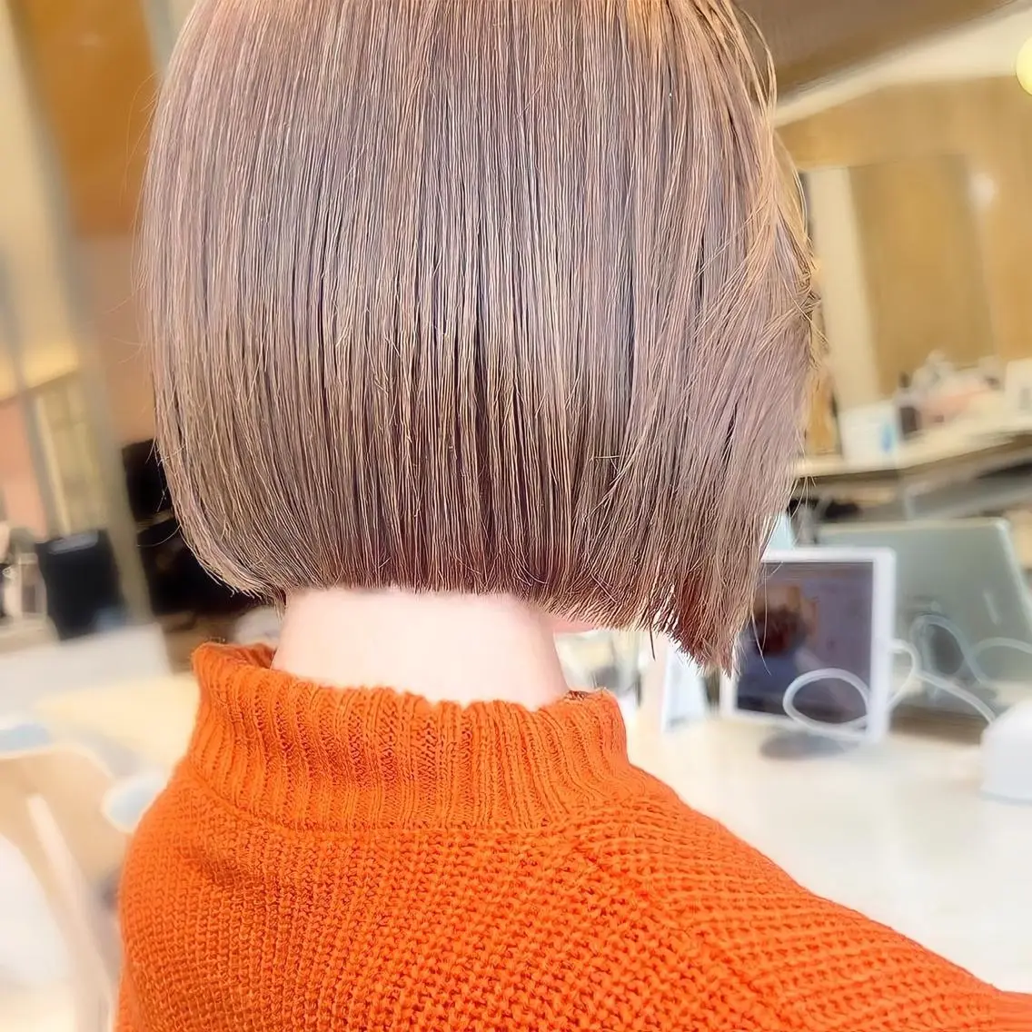 ショート カラー 切りっぱなしボブ 前下がりボブ ベージュカラー ブリーチ グレージュ カット ヘアカラー トリートメント レイヤー専門家 ダブルカラー修のヘアスタイル