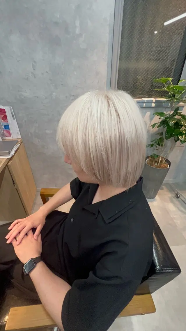 ミディアム カット ヘアカラー motoトップカラー リスト/ブリーチカラのヘアスタイル