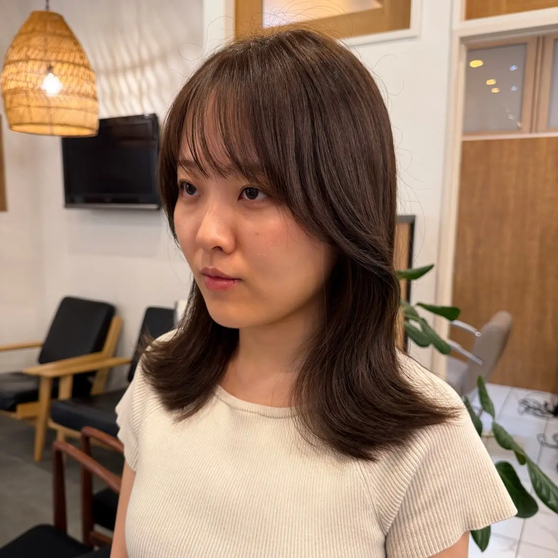 ミディアム カラー ベージュカラー 透明感カラー オリーブベージュ くびれヘア 顔まわりレイヤー カット ヘアカラー トリートメント たるみことり🌼 レイヤー・パーマのヘアスタイル