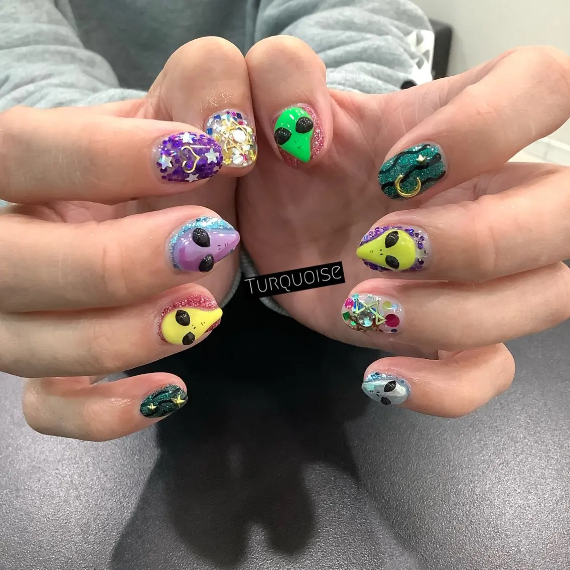 ネイル ハンドネイル 個性派ネイルサロン 💅🏼ターコイズのネイルデザイン