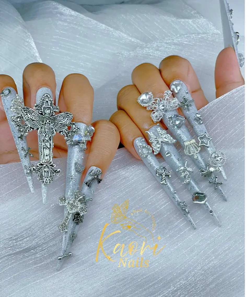 ネイル キラキラネイル ロングネイル スカルプネイル シルバー ハンドネイル Kaori Nailのネイルデザイン