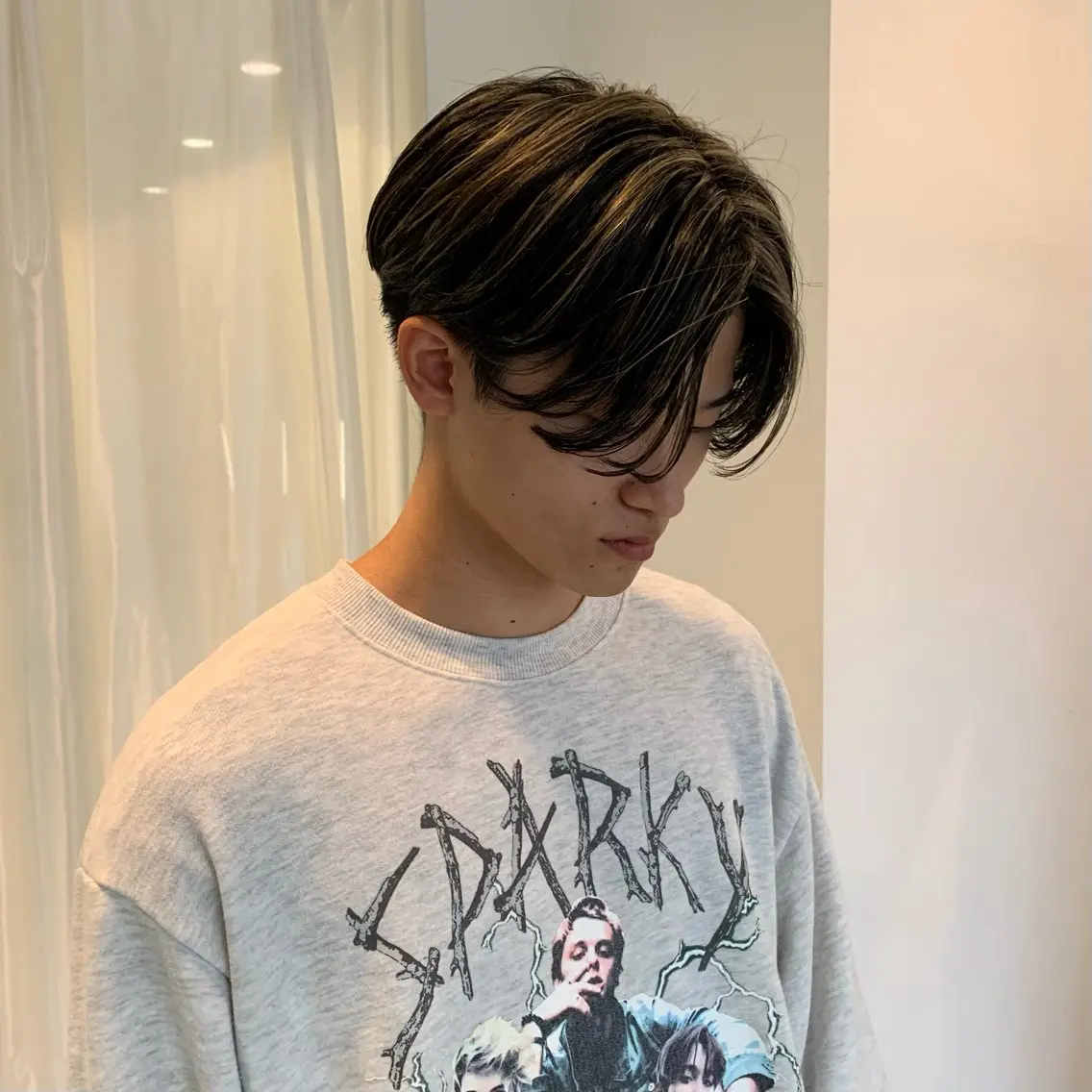 カラー メンズ メンズブリーチ メンズハイライト ブリーチ ハイライトカラー ヘアカラー トリートメント 的場 莉音のヘアスタイル