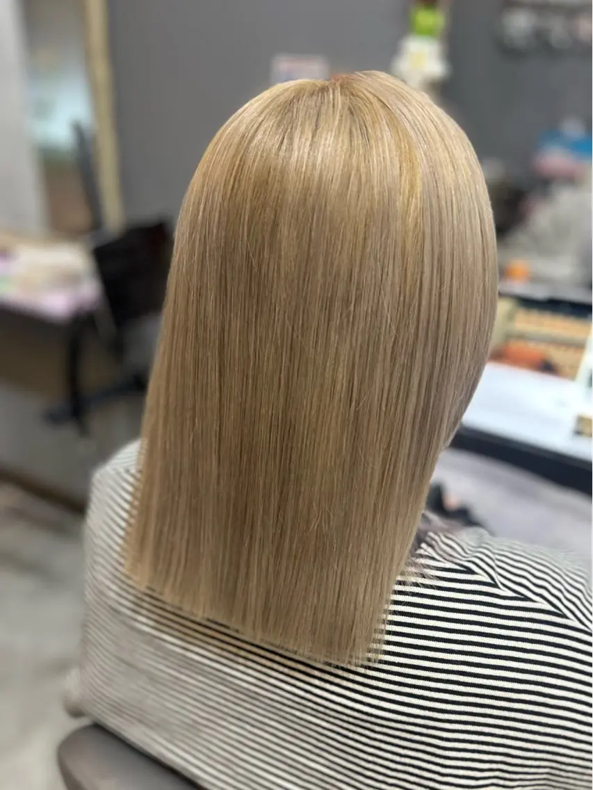 ミディアム カラー ベージュカラー ブリーチ ミルクティーベージュ garden HAIR 優月のヘアスタイル