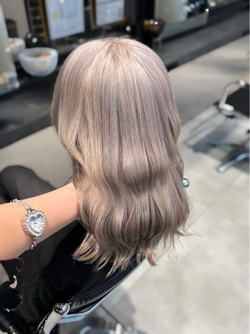 ミディアム カラー グレージュ ミルクティーグレージュ カット ヘアカラー トリートメント ゆな🎀ハイトーン /レイヤーのヘアスタイル