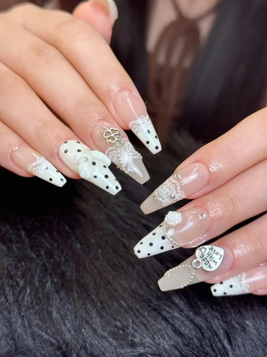 ネイル アートネイル ジェルネイル ニュアンスネイル シンプルネイル ネイルチップ ハンドネイル Lisa Nail Salonのネイルデザイン