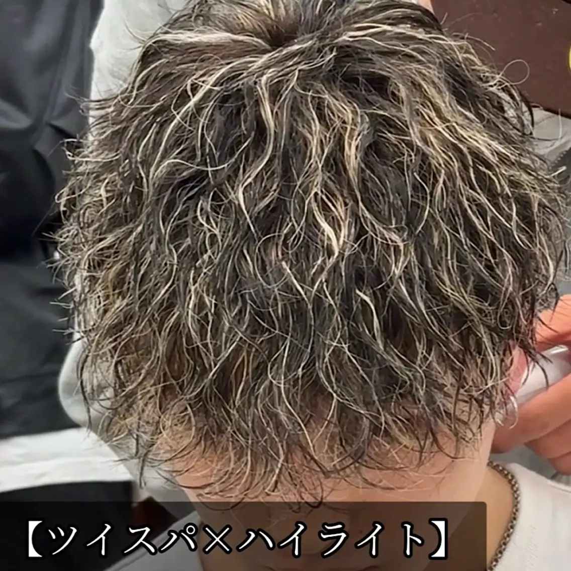 カラー パーマ メンズ メンズハイライト メンズパーマ ハイライトカラー 女性カットモデル イケガヤのヘアスタイル