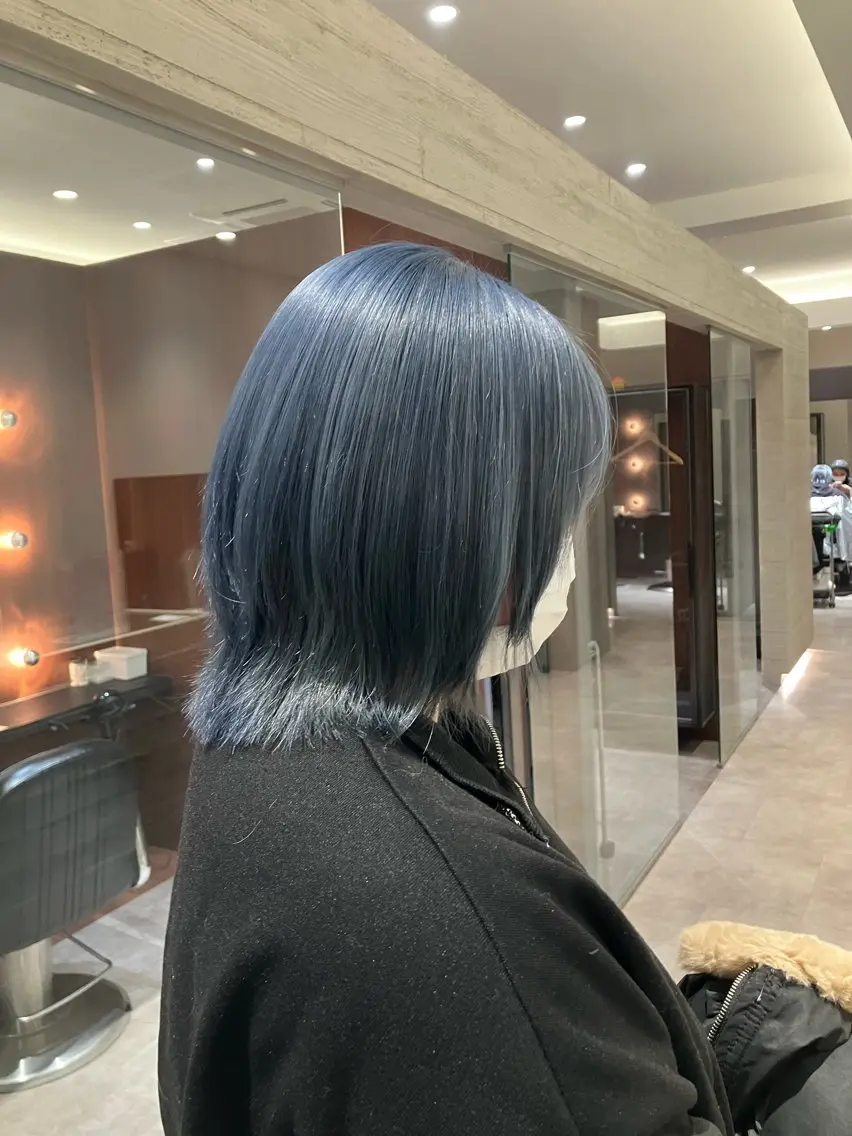 ショート カラー ブリーチ ブルーカラー シルバー ボブ ウルフカット サキ🤍ハイトーン 🪩レイヤーカットのヘアスタイル