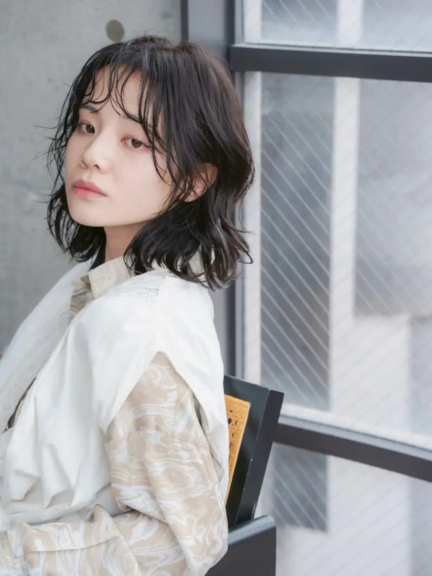 ミディアム 長岡 明音のヘアスタイル