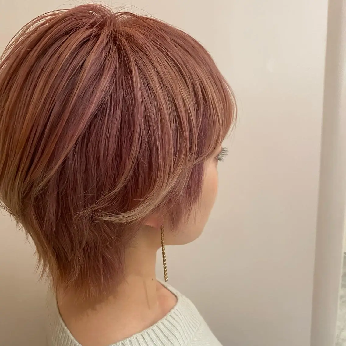 ショート カラー アッシュ ブリーチ ピンクカラー ピンクアッシュ 宇田川 真央のヘアスタイル