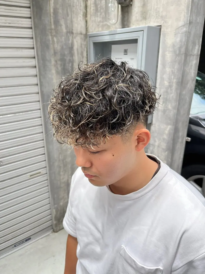 ショート パーマ メンズ ⚡メンズパーマフ ェードカットTomyのヘアスタイル