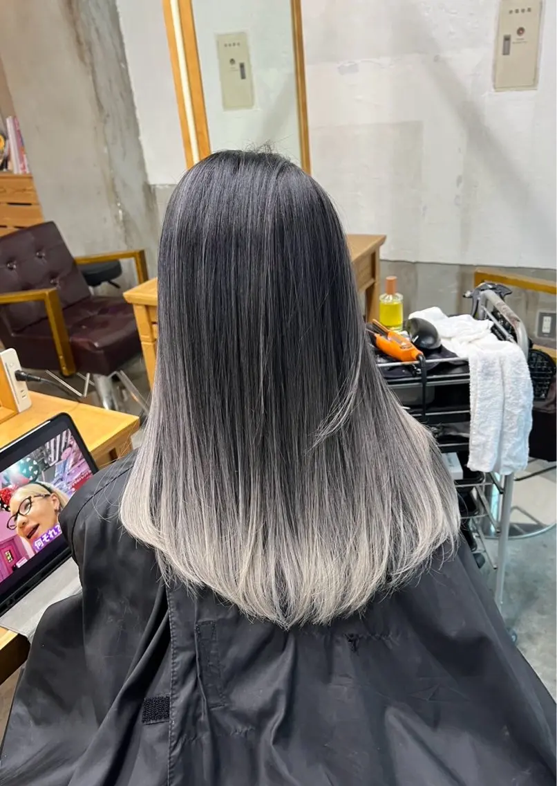 セミロング カラー バレイヤージュ シルバー ホワイトシルバー レイヤーカット ヘアカラー トリートメント 指名数No.1 /NAOYAのヘアスタイル