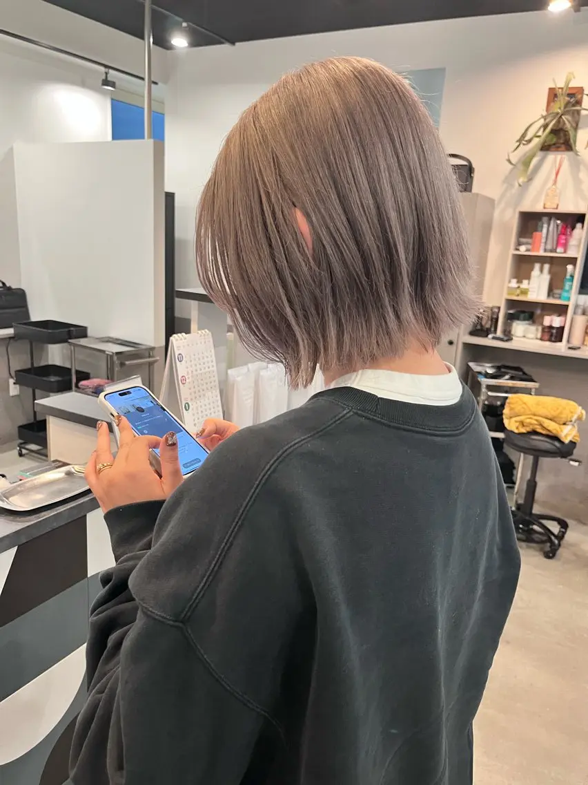 ミディアム カラー 切りっぱなしボブ ブリーチ グレージュ ミルクティーグレージュ ボブ カット ヘアカラー トリートメント dogstar小林諒 パーマ/レイヤーのヘアスタイル