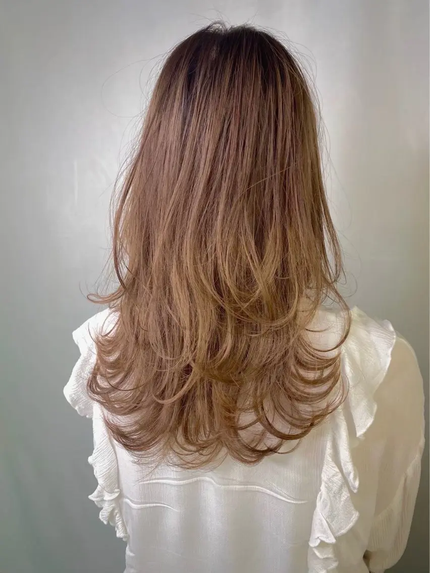 ロング カラー レイヤーカット (𝐡)𝐰𝐢𝐦 𝐲𝐮𝐧𝐚のヘアスタイル