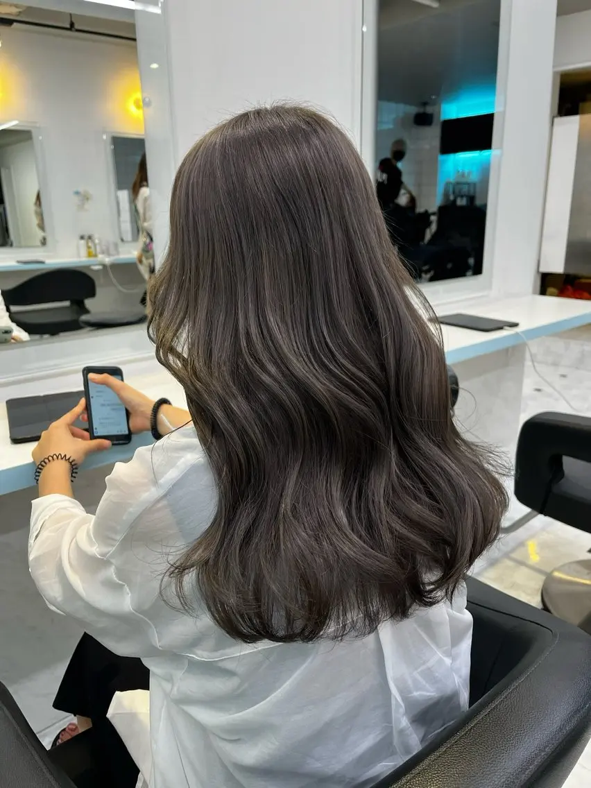 セミロング カラー ヘアカラー トリートメント ブリーチカラー 🩵MIZUKIのヘアスタイル