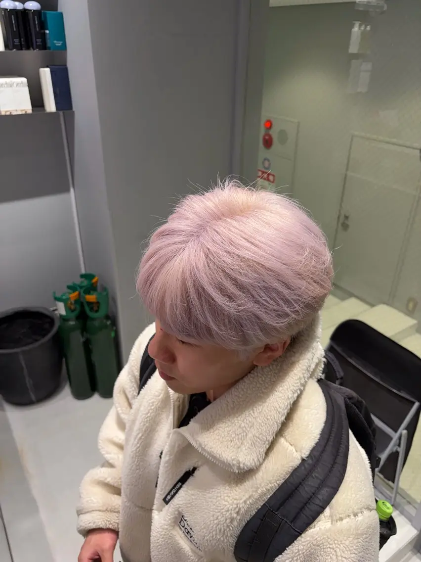 ショート ヘアカラー ハイトーン✖️ 縮毛矯正シュンペイのヘアスタイル