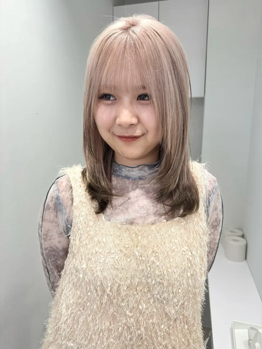 セミロング ヘアカラー ✨ブリーチ/顔周り レイヤー¦YUKA✨のヘアスタイル